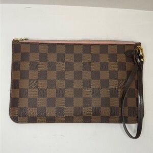 LOUIS VUITTON
Neverfull Pochette Damier Ebene Wristlet Pouch Rose Ballerine